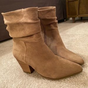 Universal Thread, Boots